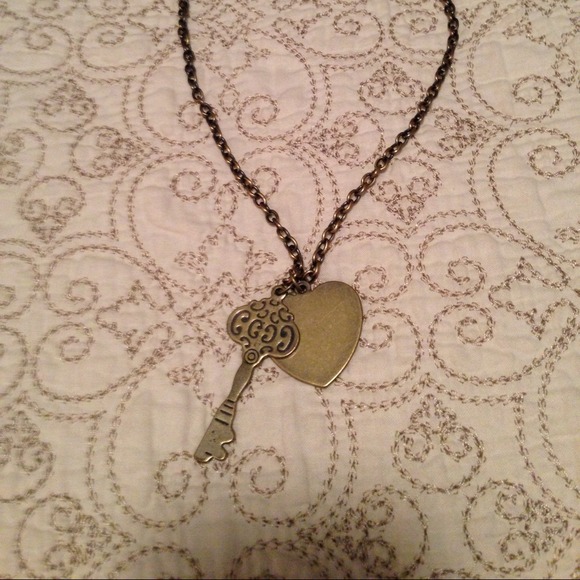 🚫Sold🚫Gold necklace with heart and key - Picture 2 of 3