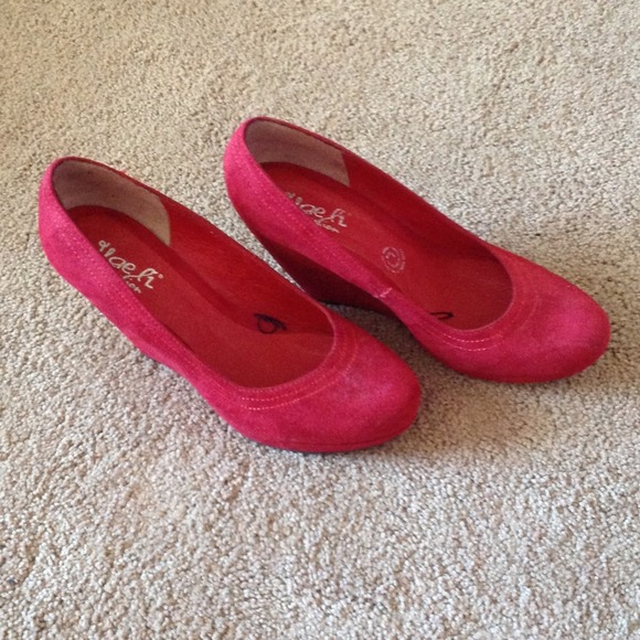 Shoes - Picture 2 of 4