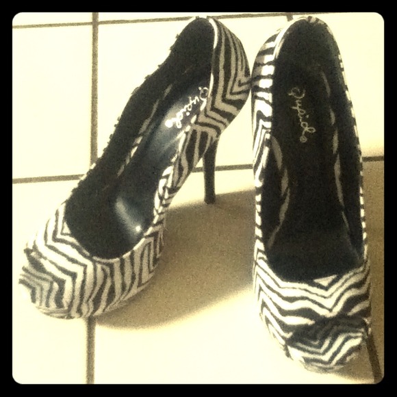 ❎RESERVED❎ Zebra style pumps