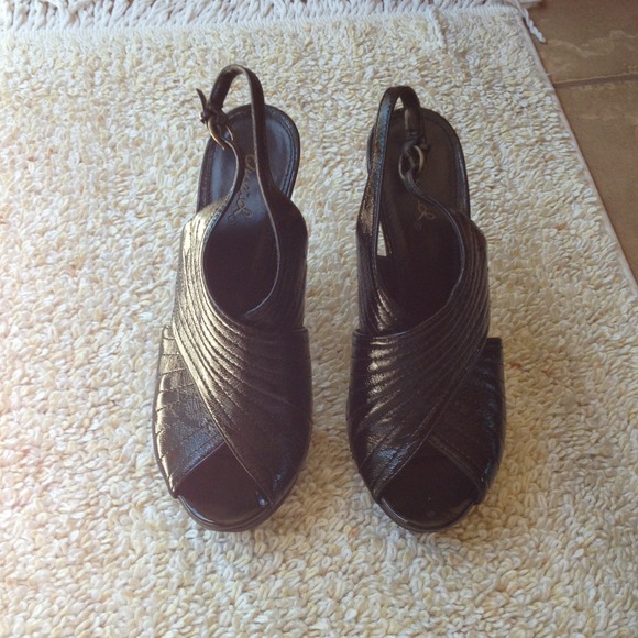 Black platform sandal