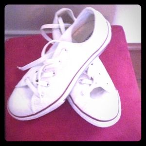 White CLASSIC converse!