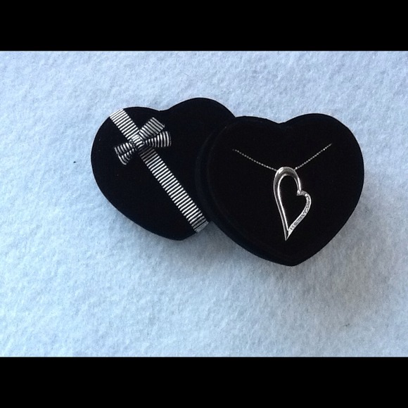Pretty heart necklace with rhinestones - Picture 1 of 3