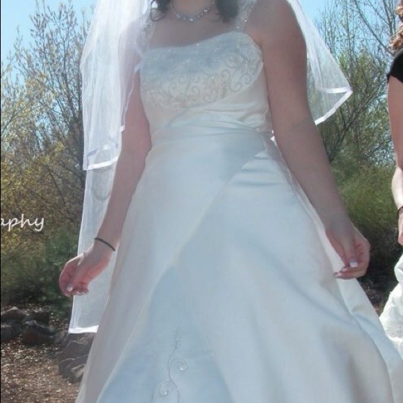 Beautiful wedding dress!! - Picture 2 of 4