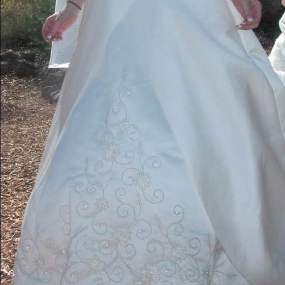 Beautiful wedding dress!! - Picture 3 of 4