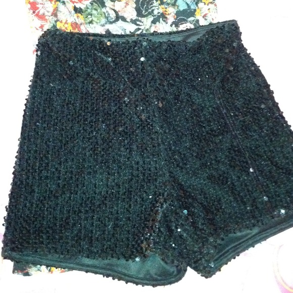 Shorts - Picture 2 of 3