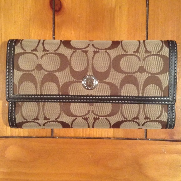 💸REDUCED PRICE💸Signature Coach Wallet w/ cckbook - Picture 1 of 2
