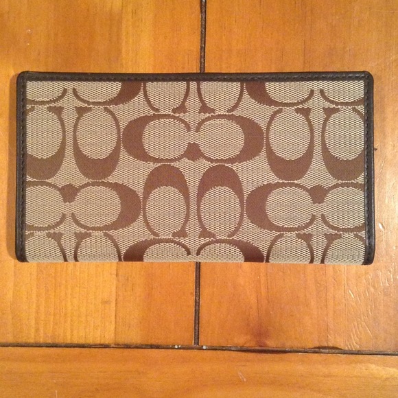 💸REDUCED PRICE💸Signature Coach Wallet w/ cckbook - Picture 2 of 2