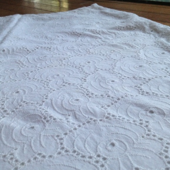 Adorable white eyelet A-line skirt!