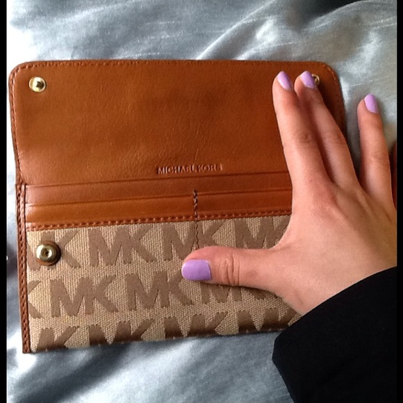 SOLD!!! Authentic Michael Kors wallet!!! - Picture 2 of 4