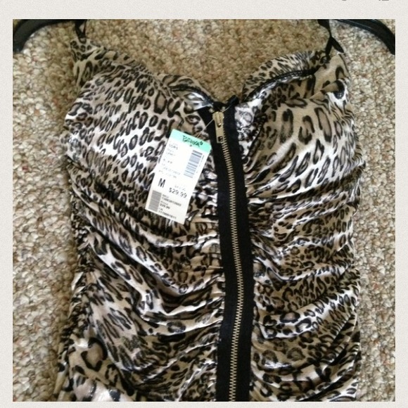 Strapless form fitting leopard print dress!
