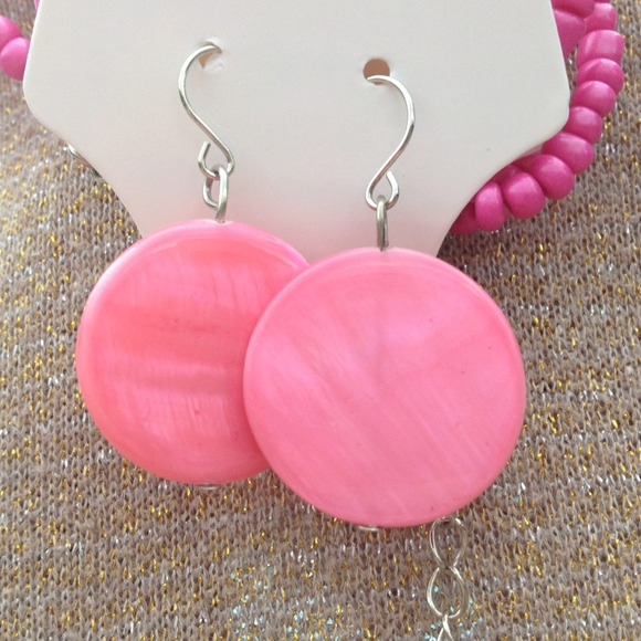 Pink beaded necklace and earrings - Picture 2 of 2