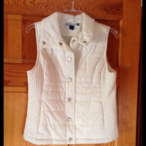 White fitted vest RESERVED for @melodyspan
