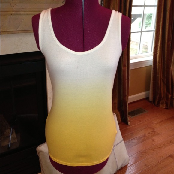 Sold in bundle Bundle of 2 Ombre Tank Tops. - Picture 2 of 3