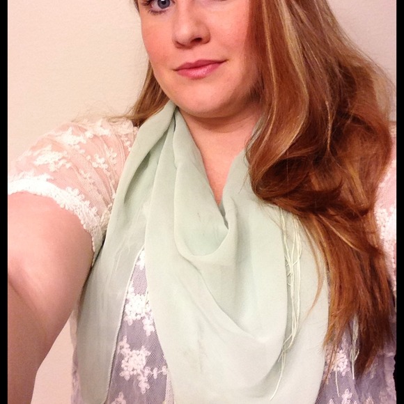 Mint green triangle scarf with tassel - Picture 1 of 2