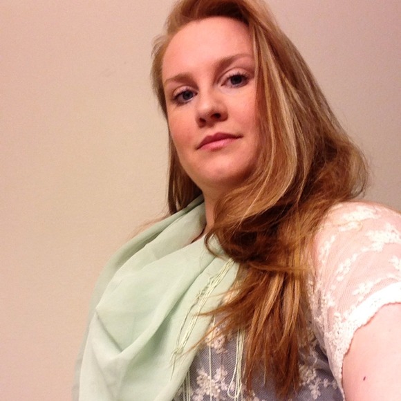 Mint green triangle scarf with tassel - Picture 2 of 2