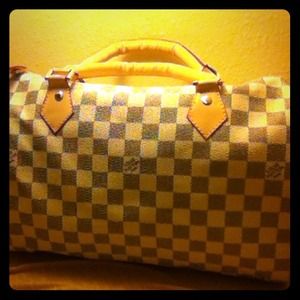 A speedy 30 Louis Vuitton bag