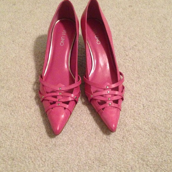Pink fashion pumps