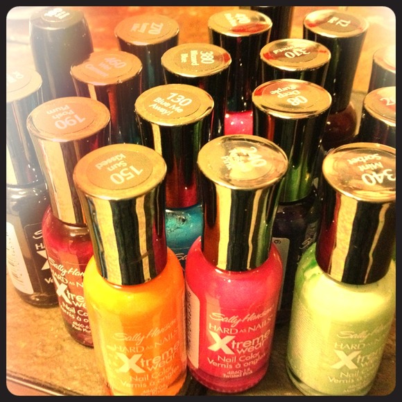*******Sold********Lot of 18 Sally Hansen Polish