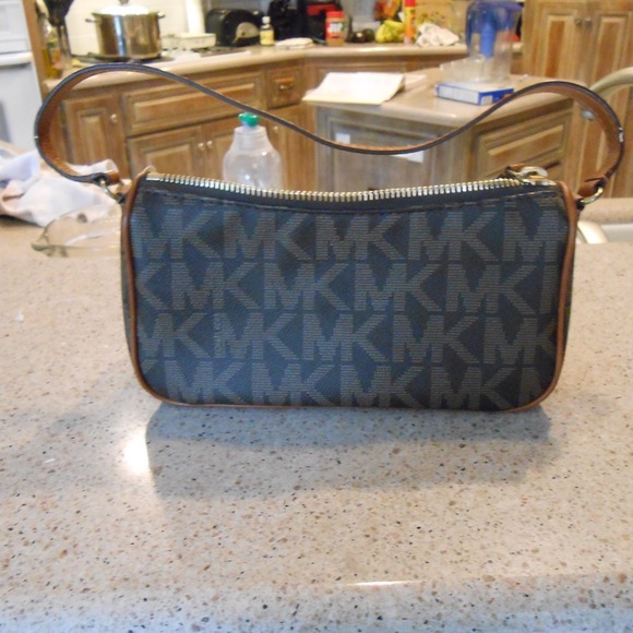 Brand new Michael Kors demi hobo - Picture 2 of 3