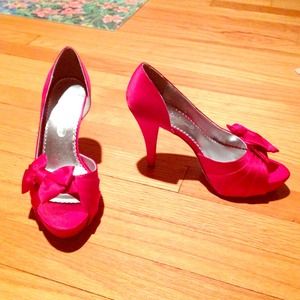 Apple satin pumps