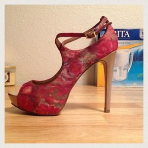 🌺Steve Madden Floral Print Platforms