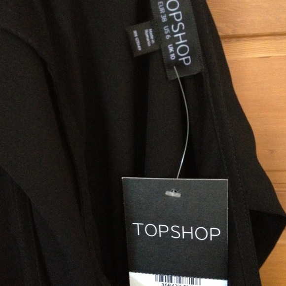 🚫SOLD🚫One shoulder, short jumpsuit - Picture 2 of 3