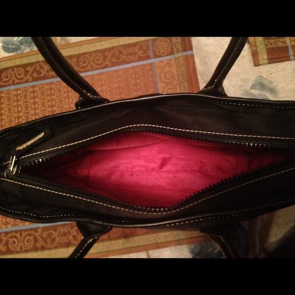 💥SOLD💥Kenneth Cole Black Handbag - Picture 3 of 4