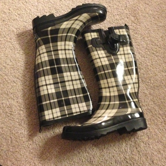 Black & white plaid rainboots