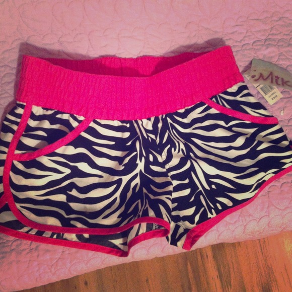 ✨SOLD in Bundle✨ Zebra swim shorts!
