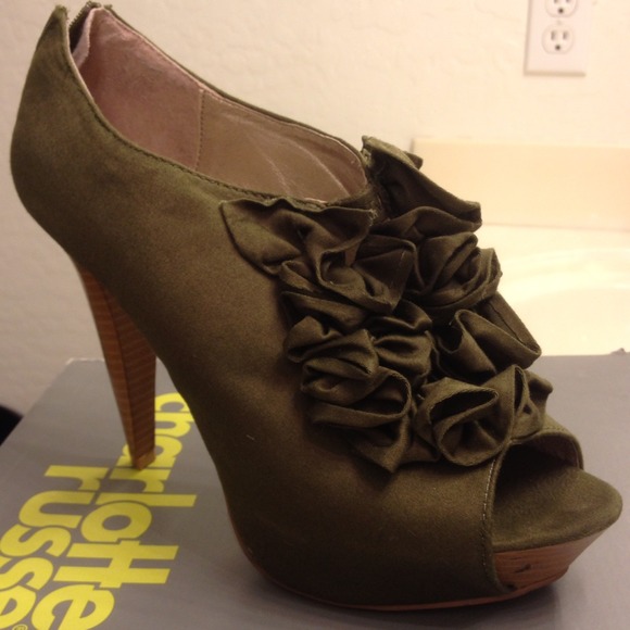 SOLD!!!Nice Olive Color Heels❤
