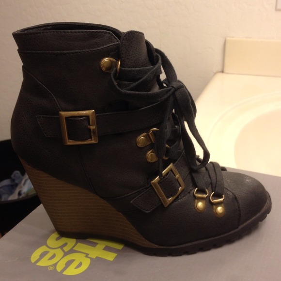 SOLD!!!Gorgeous Boots size 8 ready to be wear❤!!!