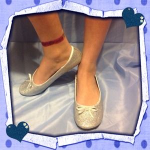 🎀🎉$5 SALE🎉🎀SILVER SPARKLY FLATS🎀