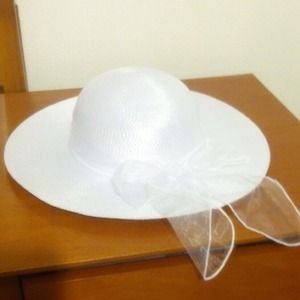 Big White Sunhat w/ Bow.
