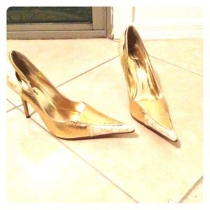 Sexy chic gold heels!