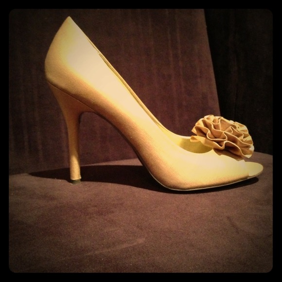 Stunning classic champagne colored open toe pump