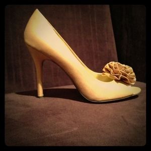 Stunning classic champagne colored open toe pump