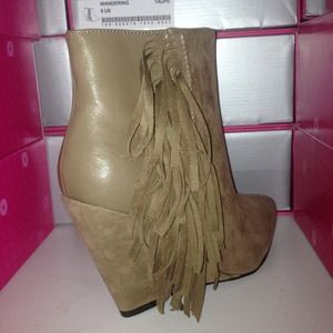 REDUCED<LAST PAIR> Tan suede fringe wedge boots