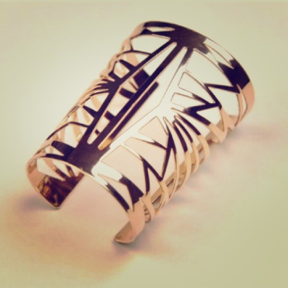 💎 Gold Cut Out Cuff