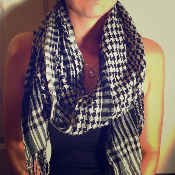 NWOT Black and white houndstooth scarf
