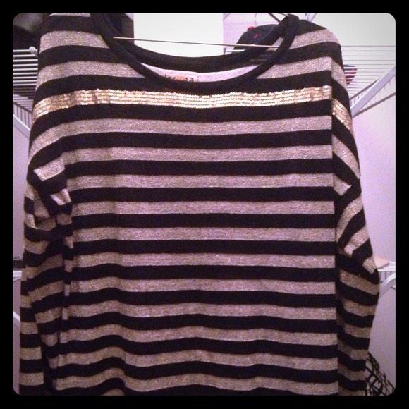 Lightweight gold n black knit sweater w/ sequence