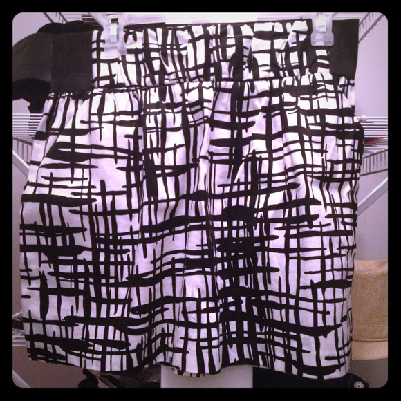 Black n white patterned skirt with pockets