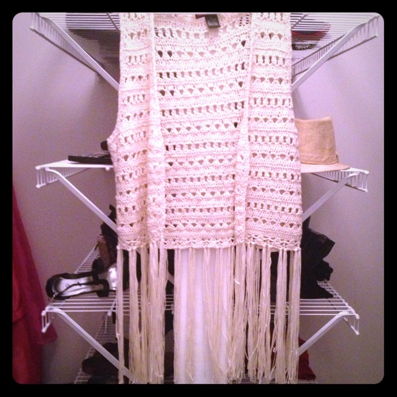 Knit vest with fringe at the bottom