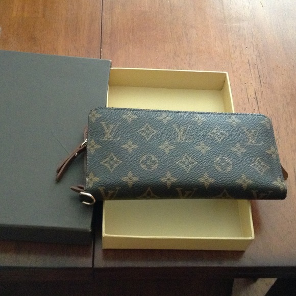 ::::::::RESERVED:::::Louis Vuitton insolite wallet