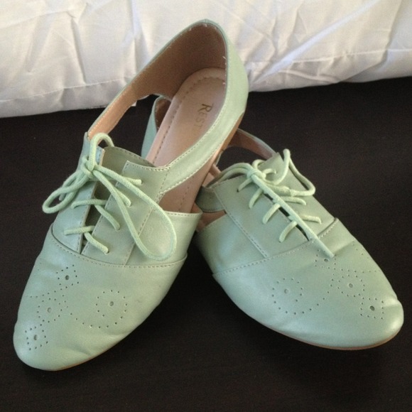 Faux Leather Oxford with Side Opening Detail - Picture 3 of 4