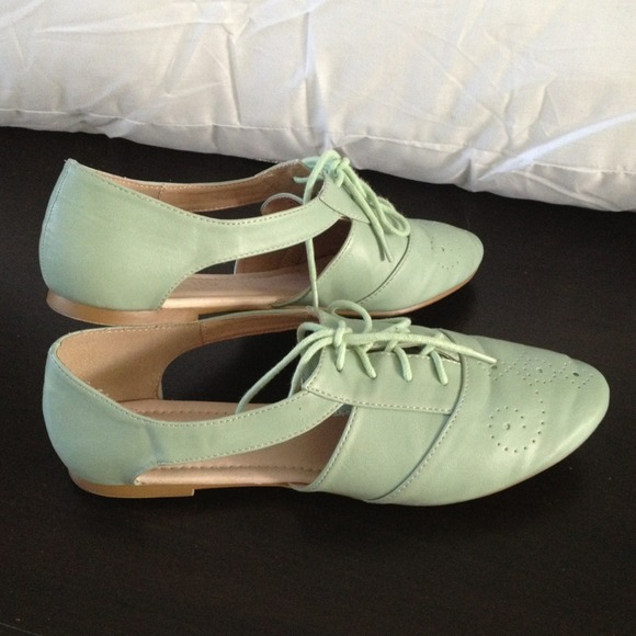 Faux Leather Oxford with Side Opening Detail - Picture 4 of 4