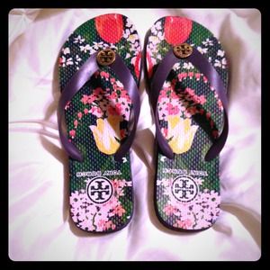 Tory burch flip flops! Great condition!