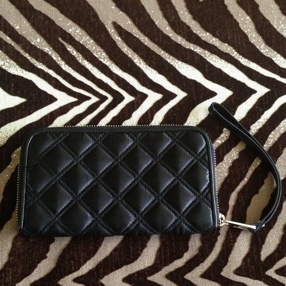 Marc Jacobs Clutches & Wallets - 💥MARC JACOBS Quilted Clutch💥 for @ladyangel79