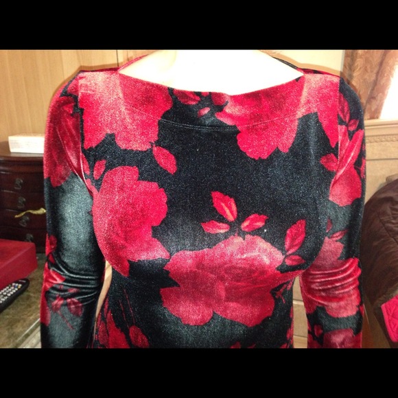 Elegant Red & black top - Picture 1 of 3