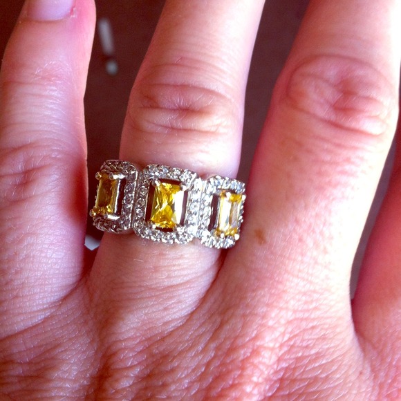 Yellow stone costume ring