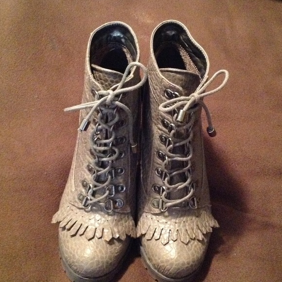 Taupe high heel Pilar Abril booties - Picture 2 of 2